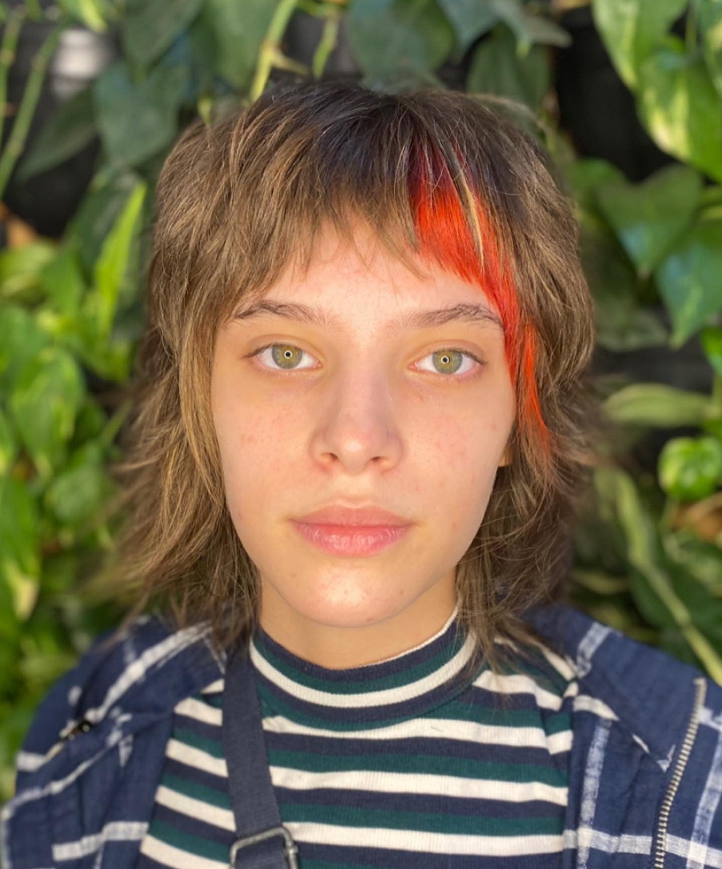 9. Shaggy Wolf Cut mit roter Akzentplatte (kurze zottelige Haarschnitte)