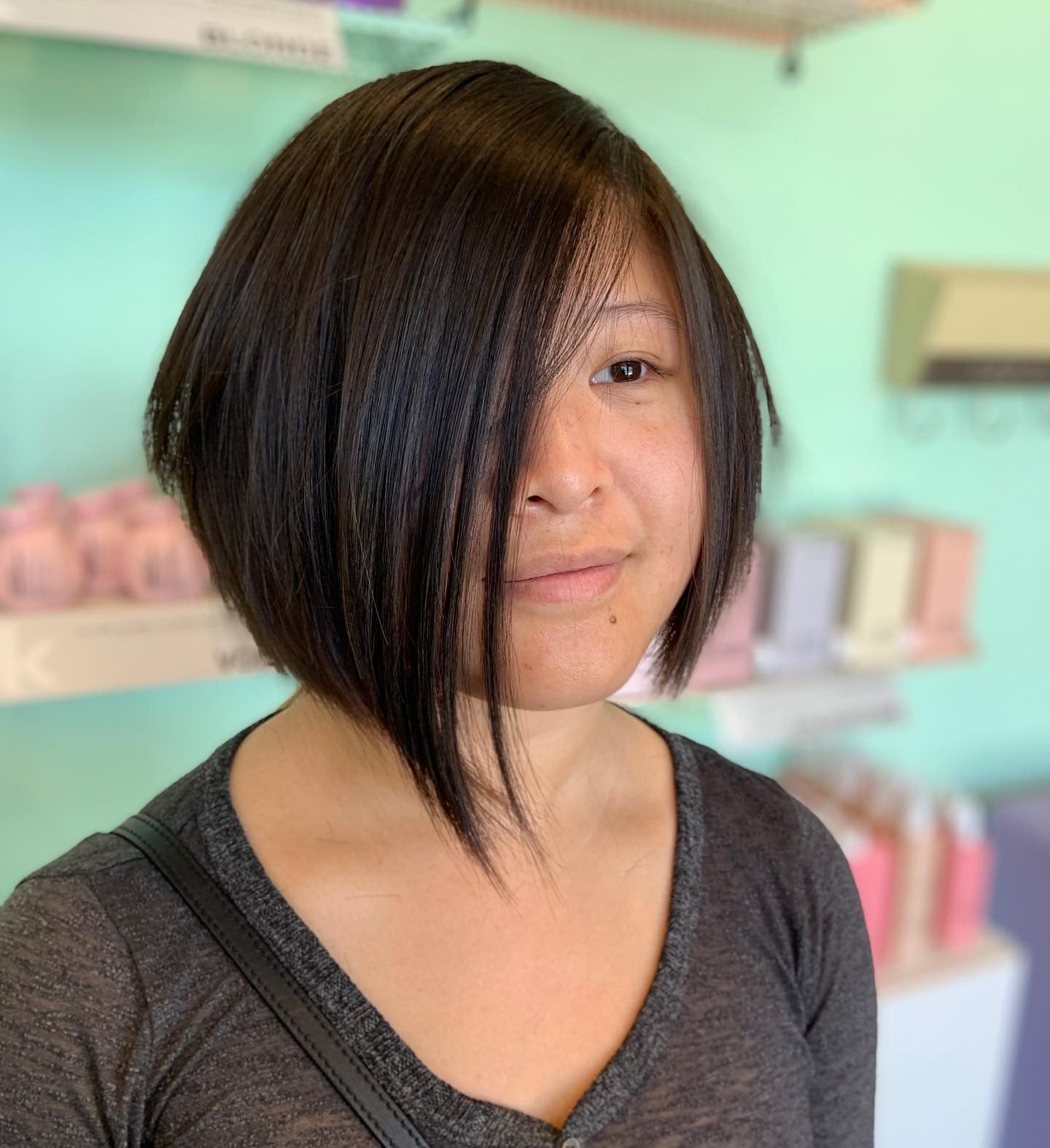 9. Sharp inverted Black Bob mit Gesichtsrahmen (asymmetrische Bob -Frisuren)