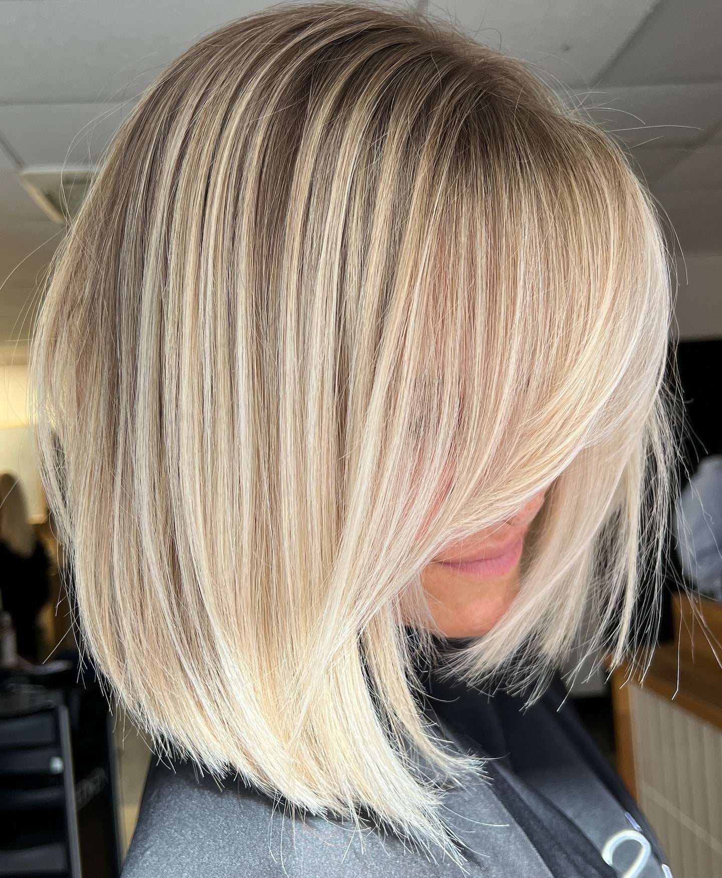9. Kurzes, strukturiertes Blond mit wurzeligen Lowlights (Blondes Haar mit Lowlights)