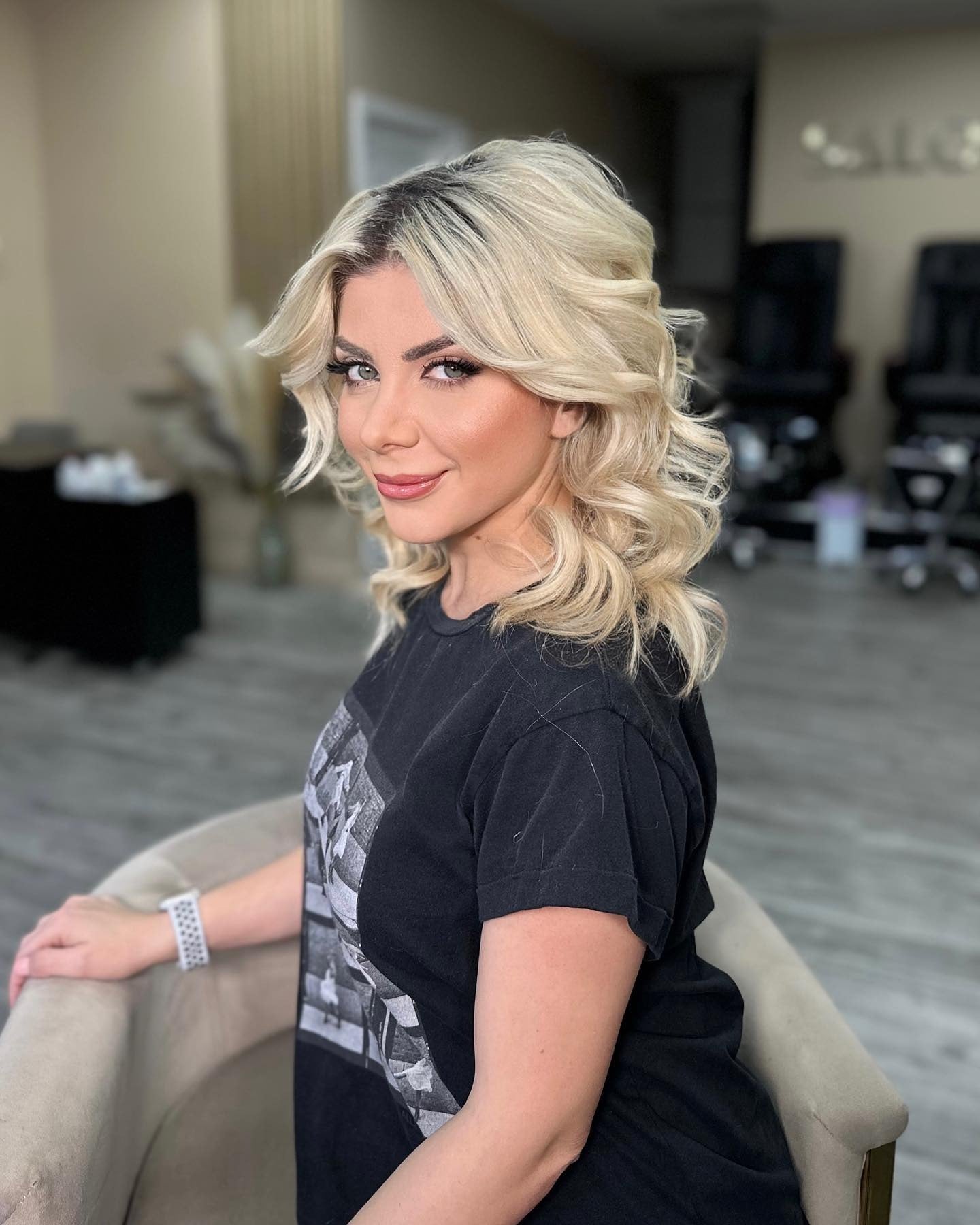 9. Schulterlänge Retro-Wellen in Platinblond (kurze Frisuren)