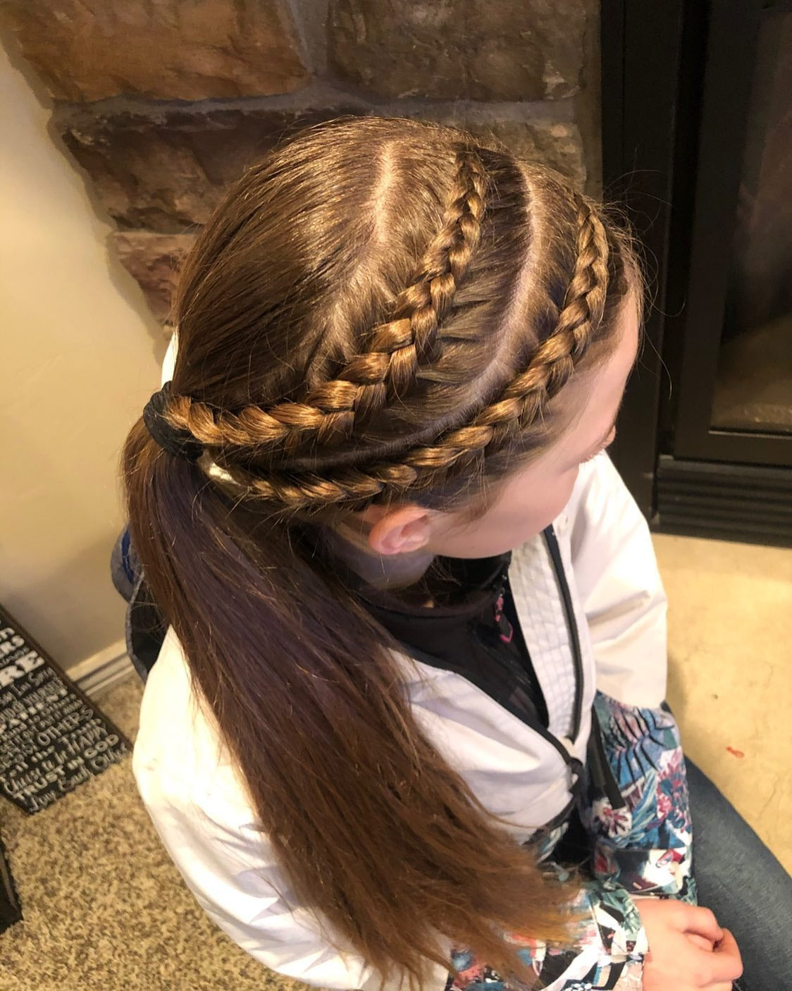 9. Seitengeflecht in Pferdeschwanz auf warmem Karamellbraun (Volleyball -Frisuren)