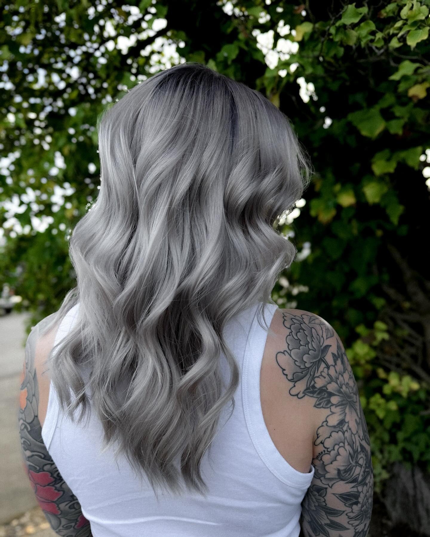 9. Silver Smoke mit Wurzelmischung und strukturiertem Pony (Silberhaarfarbe)