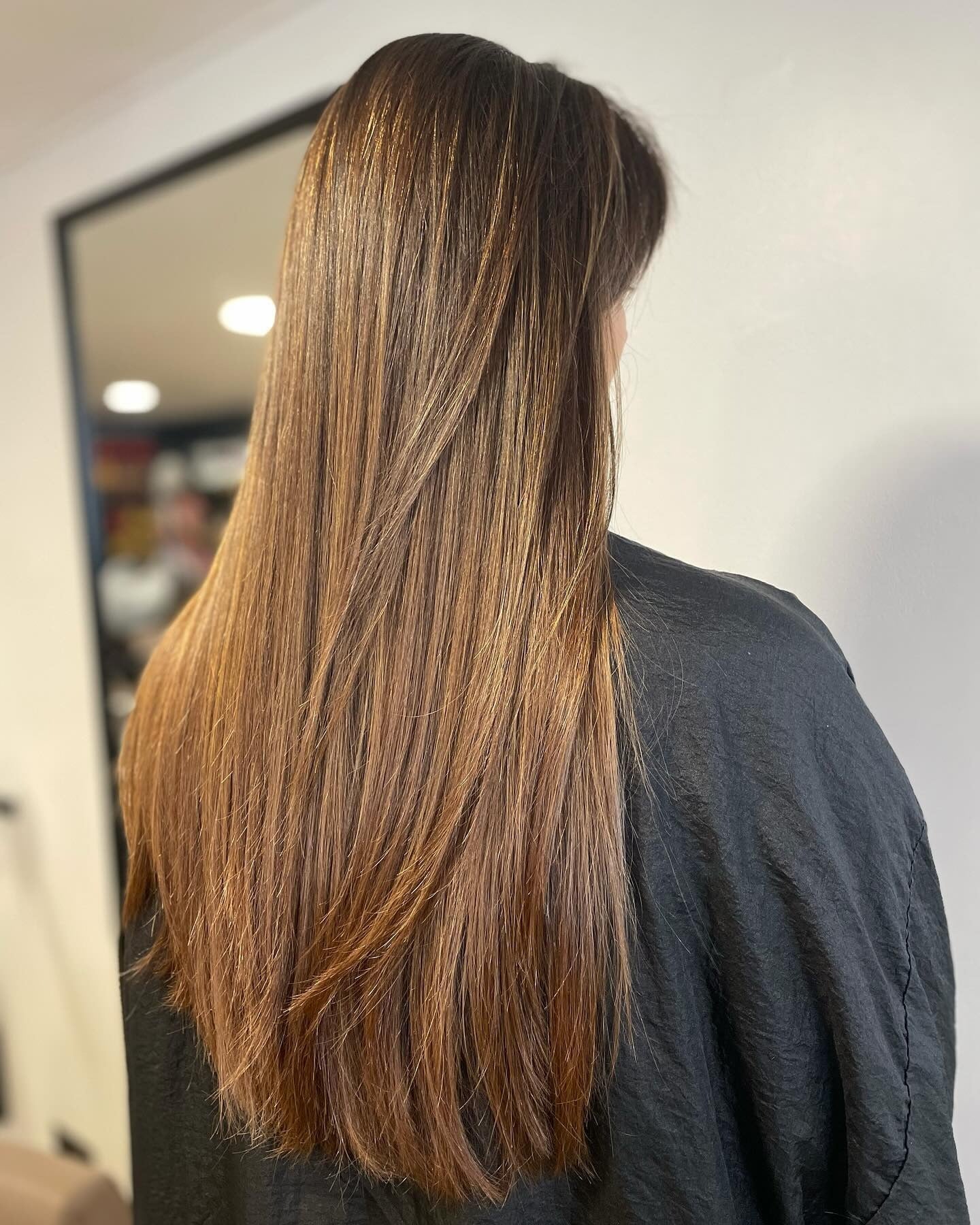 9. Schlanke Brünette mit Honigkaramell -Glanz (Karamellbalayage mit Höhepunkten)