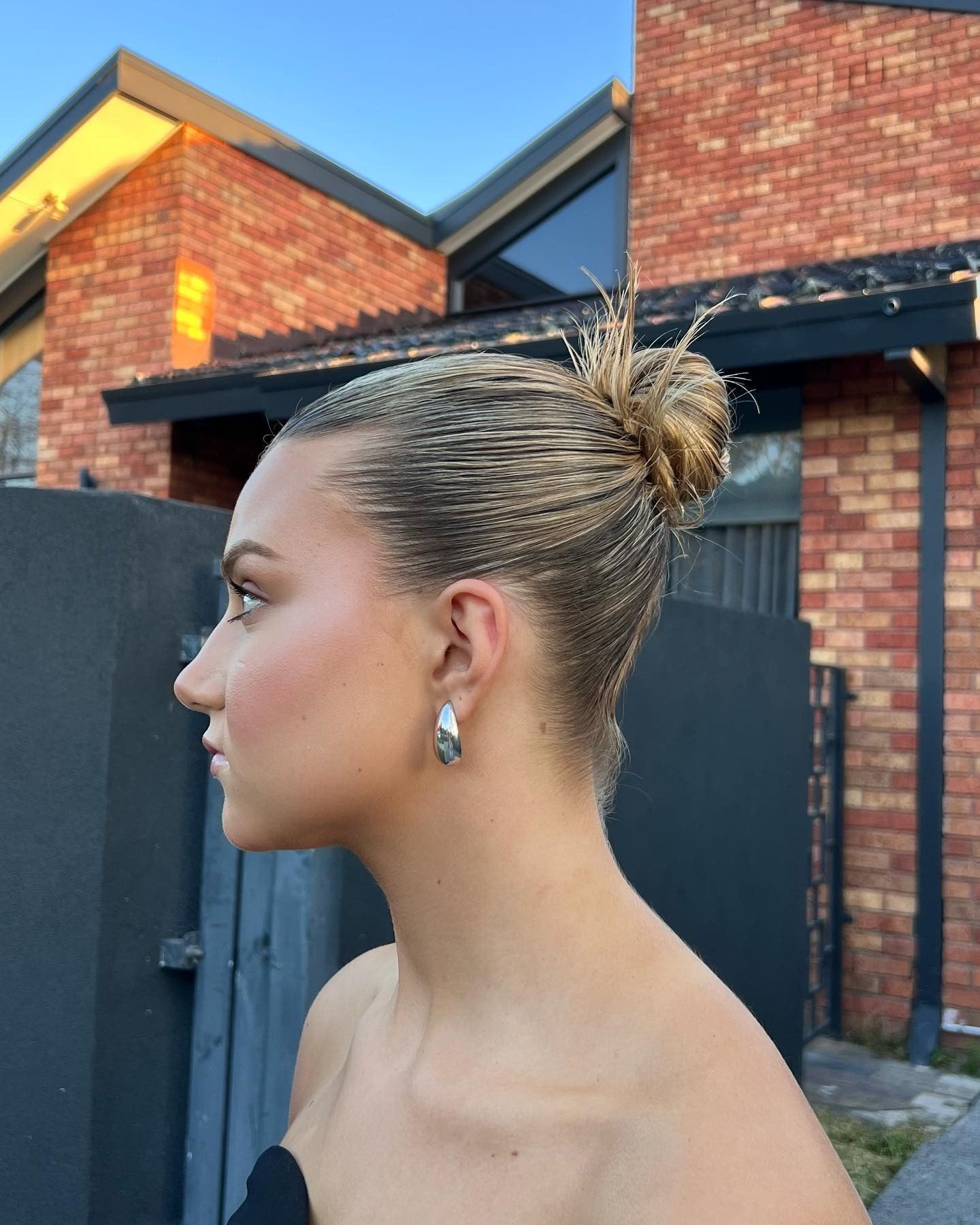 9. schlanker Knoten mit Honigblonde Finish (Rückenfrisuren)