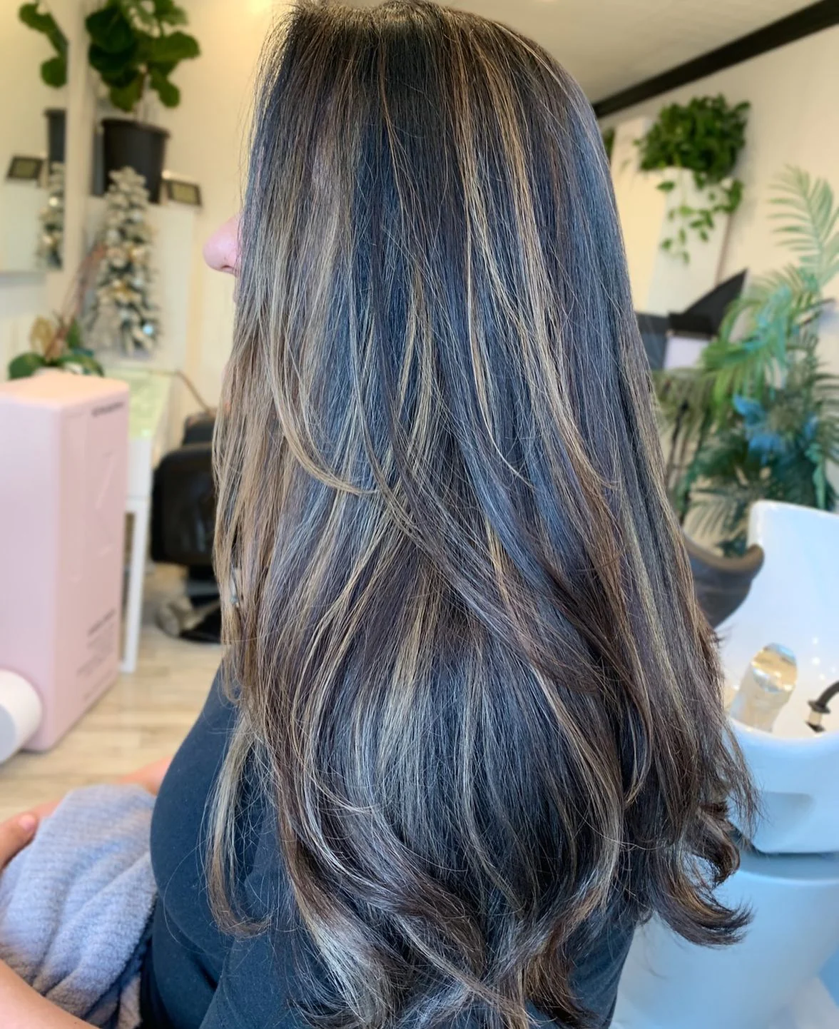 9. Rauchige, blau getönte Brünette mit dezenten Highlights (schwarzes Haar mit Highlights)