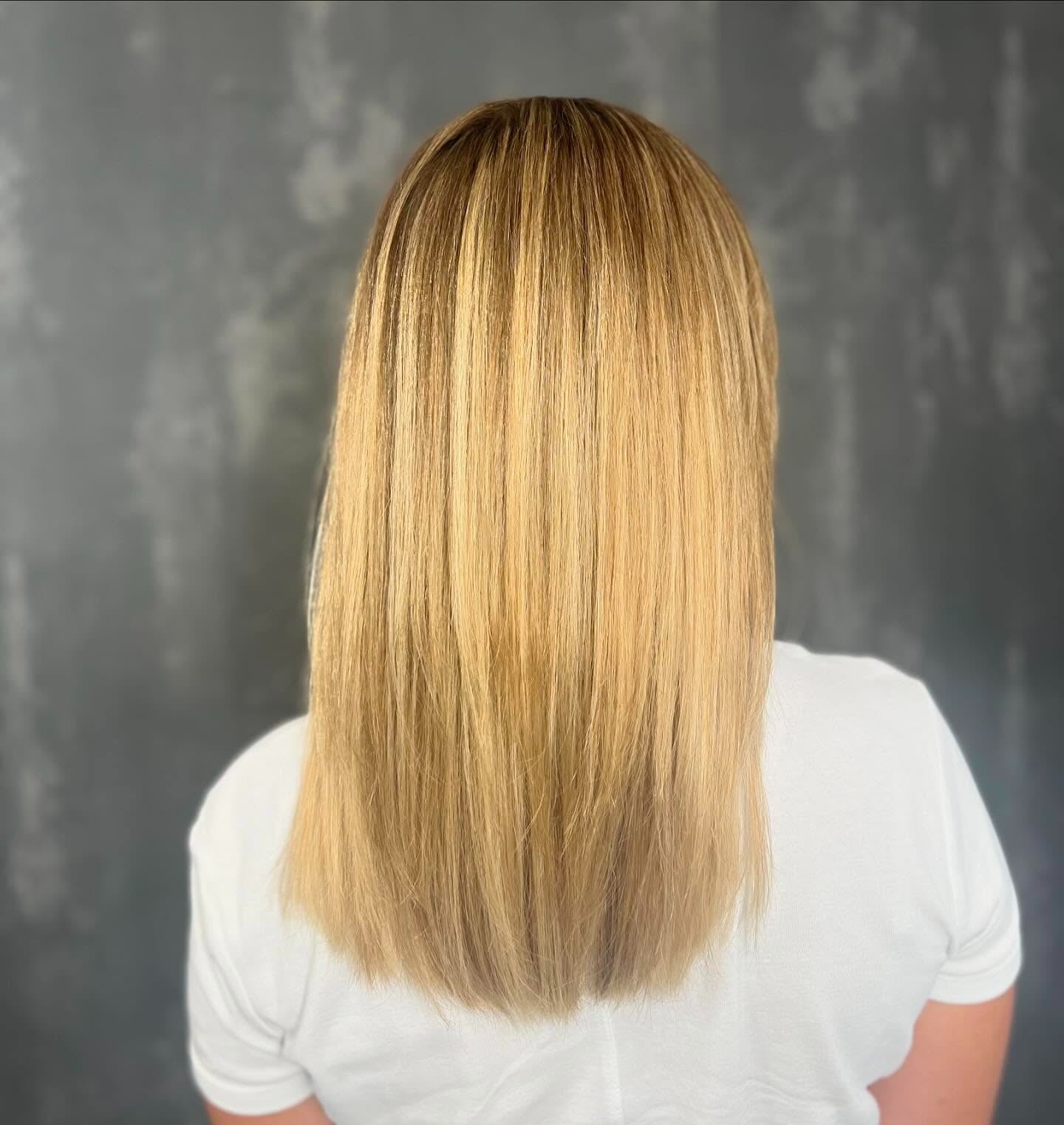 9. Glattes goldener Honigblond -Lob (goldene blonde Haarfarbe)