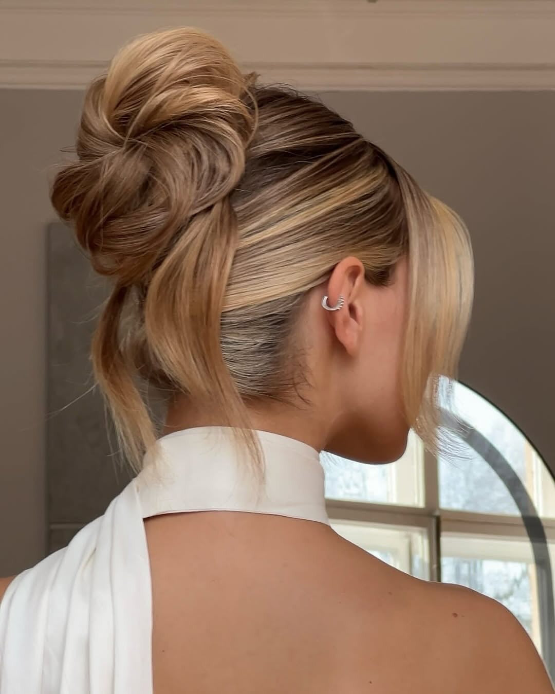 9. Weiches Blonde Messy-Sleek Bun (schlanke Frisuren)