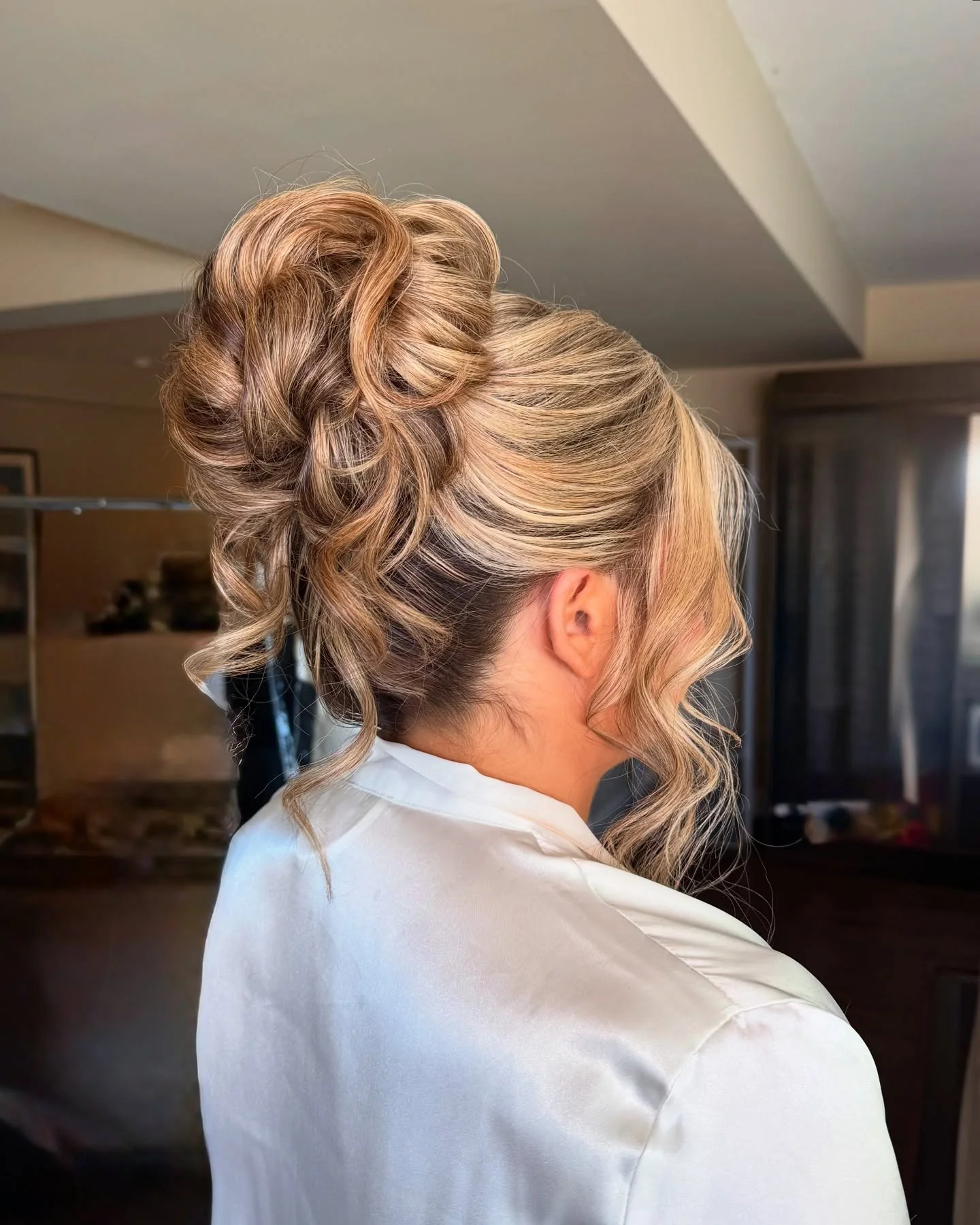 9. Weiches goldenes Karamell-Brötchen (Messy Bun-Frisuren)