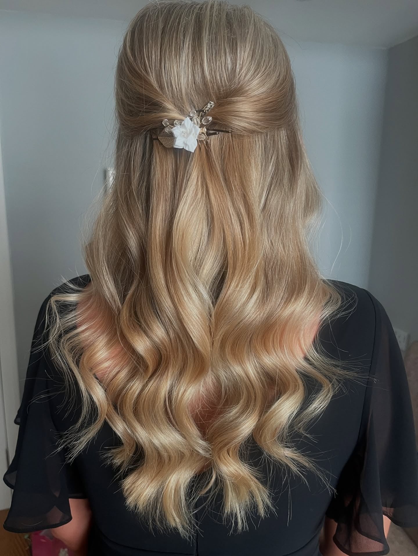 9. Weiche Halbwellen mit Blumenclip (Hochzeitsfrisuren)