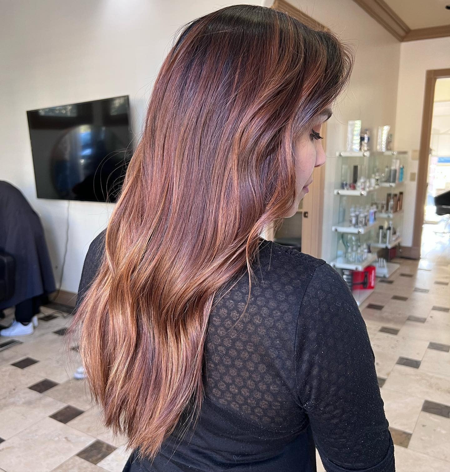 9. Weiches Rosenholzbalayage auf langen Schichten (rotbraunes Haar mit Highlights)