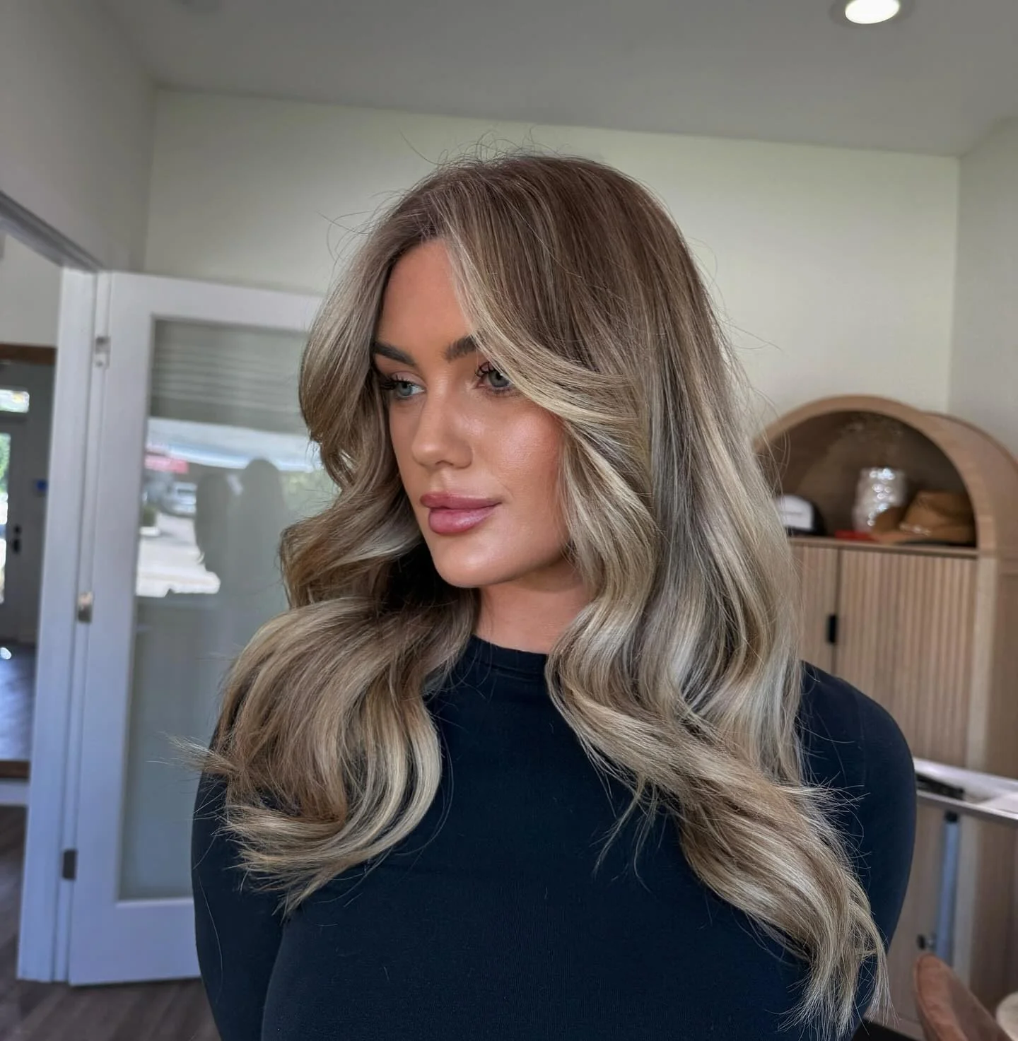 9. Sanfte S-Wellen mit eisblonden Highlights (Blondes Haar mit dunklem Ansatz)