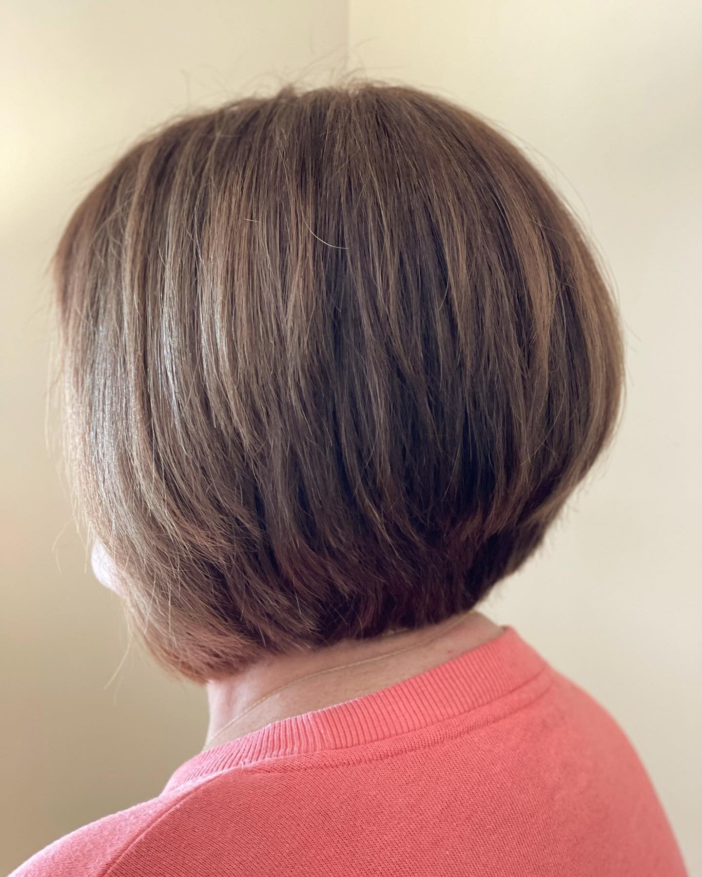 9. Soft gestapelter Bob mit Kastanienschichten (gestapelte Haarschnitte)