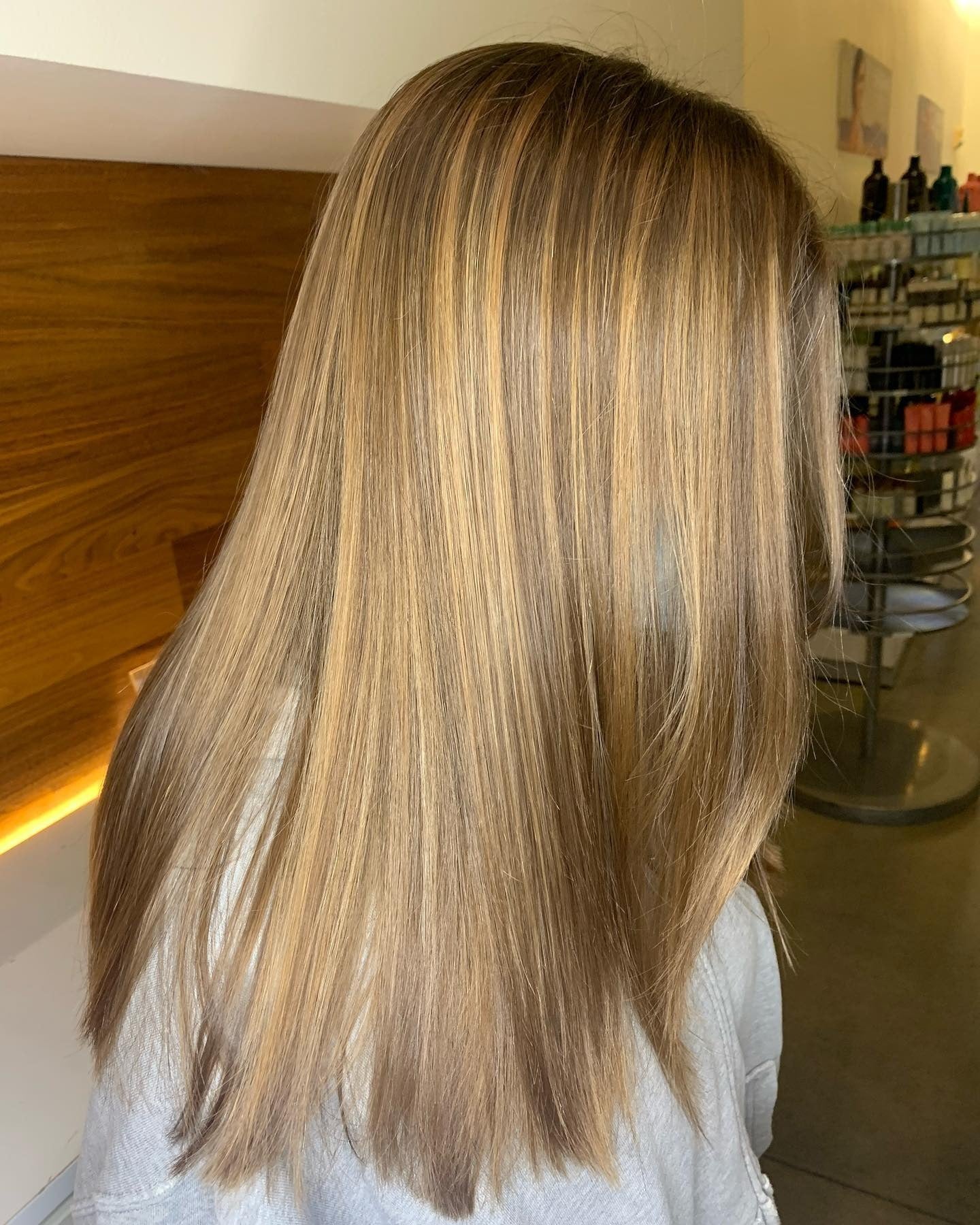 9. Straight Honey Bronde mit subtiler Dimension (Honigblonde Haarfarbe)