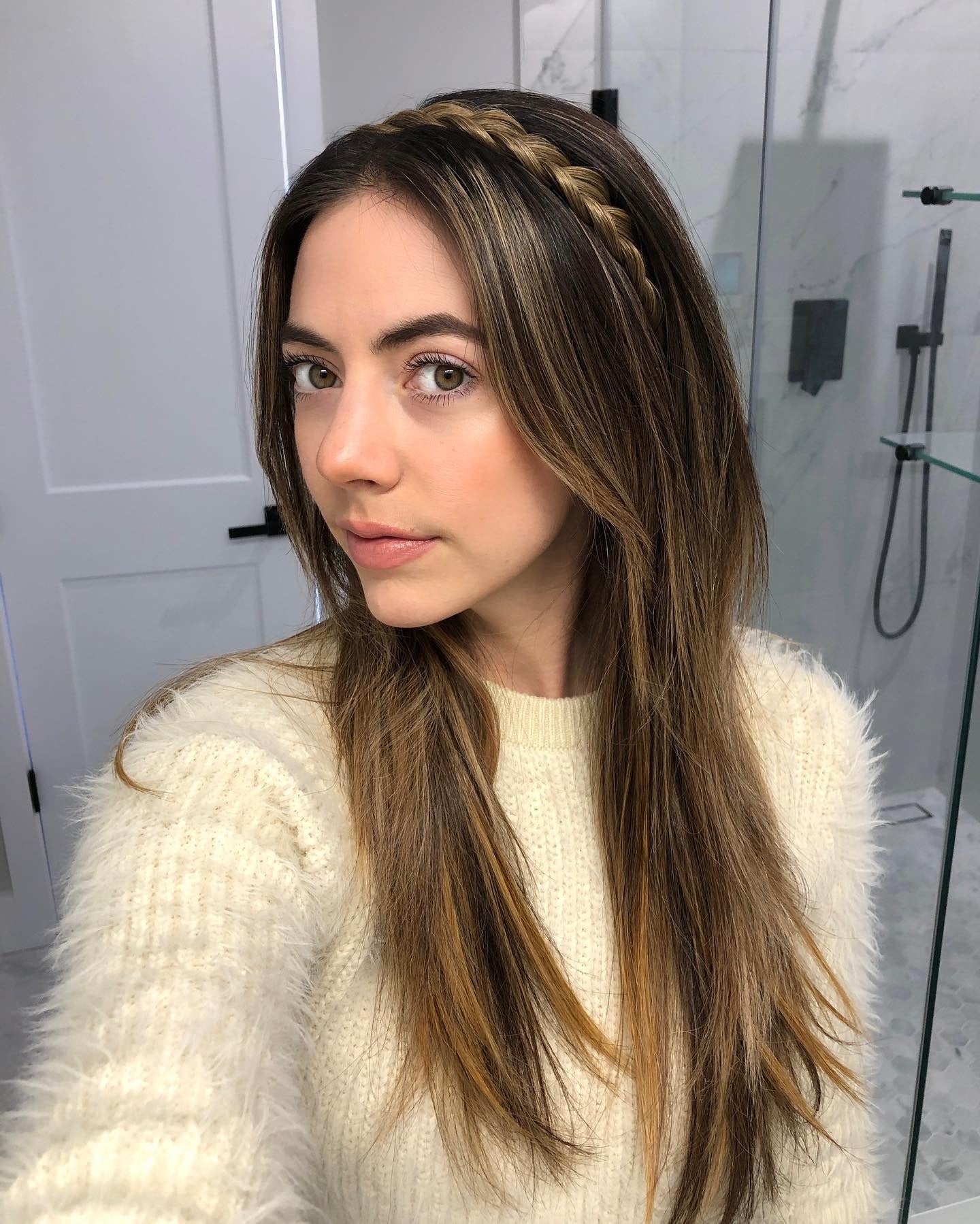 9. Gerade Schichten mit geflochtenem Stirnbandakzent (Stirnbandfrisuren)