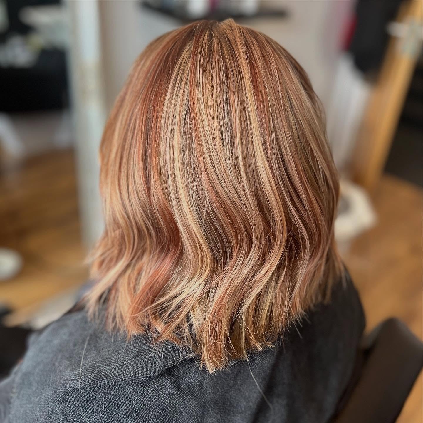 9. Erdbeerkaramell mittlerer Länge mit hervorgehobenen Wellen (schulterlange Haare)