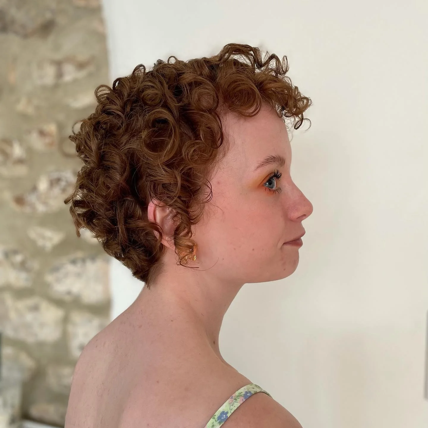 9. Strukturierter Curly Pixie mit rotbrauner Spiraldefinition (Curly Pixie Cut)