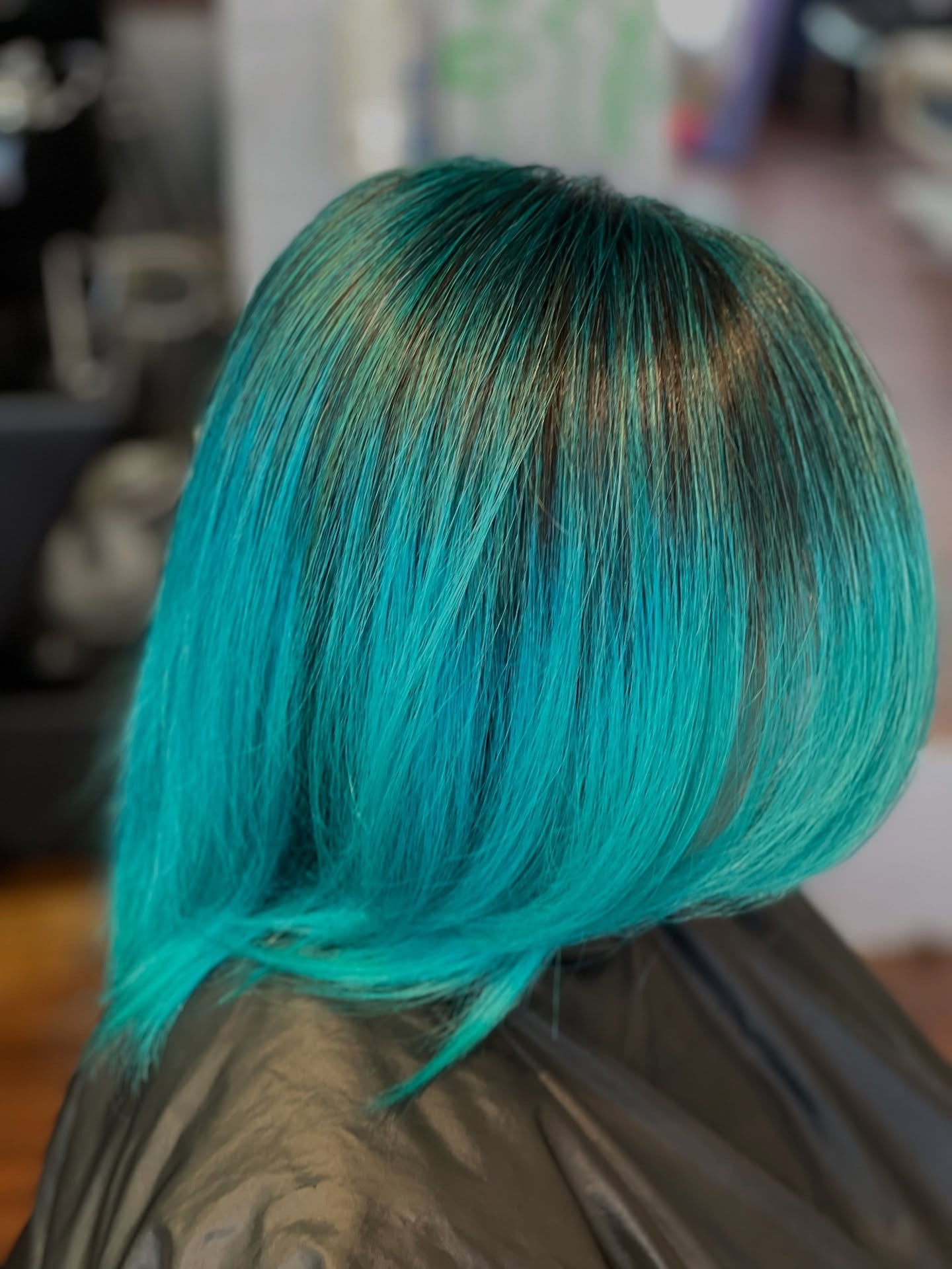 9. Teal -abgewinkelte Lob (blaugrüne Haarfarbe)