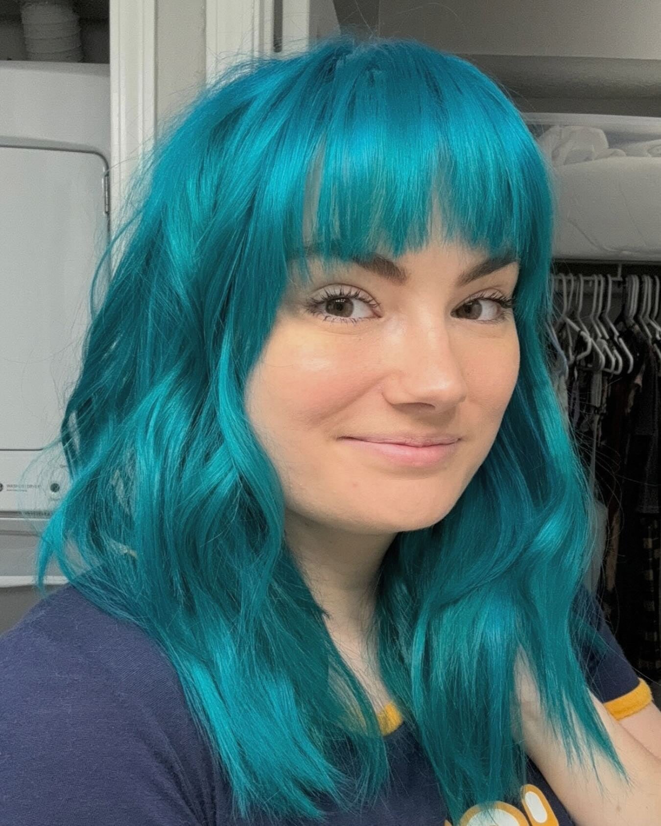 9. Blaute blaue Schichten mit vollen Pony (Pony Frisuren)