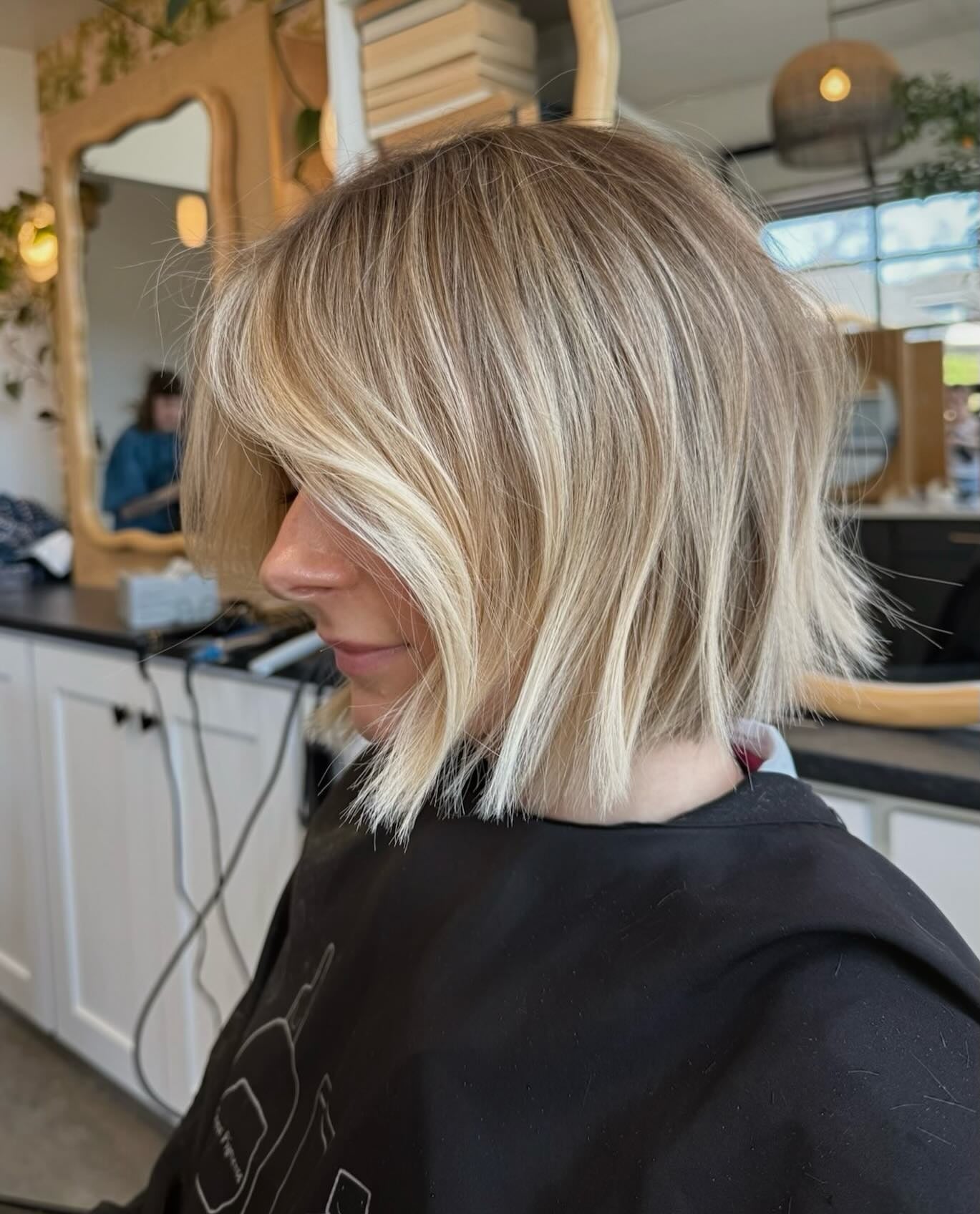 9. Strukturierter blonde Bob mit Seitenknall (stumpfe Bob Frisuren)