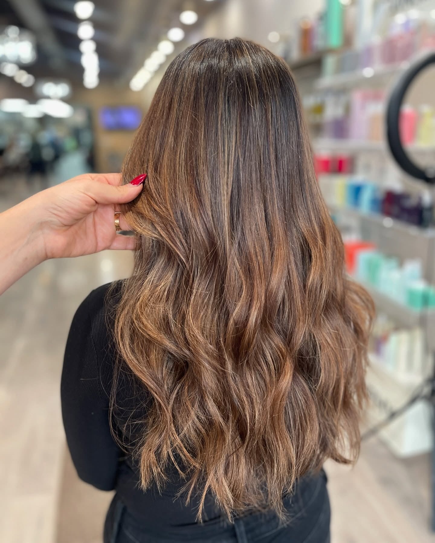 9. strukturierter brauner Lob mit Auburn -Akzenten (schokoladenbraunes Haar mit Highlights)