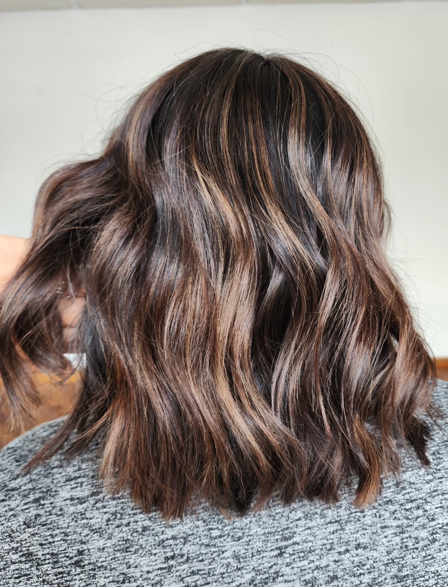 9. Strukturierte Mokka-Wellen mit leichten Karamell-Akzenten (Karamell-Mokka-Haarfarbe)