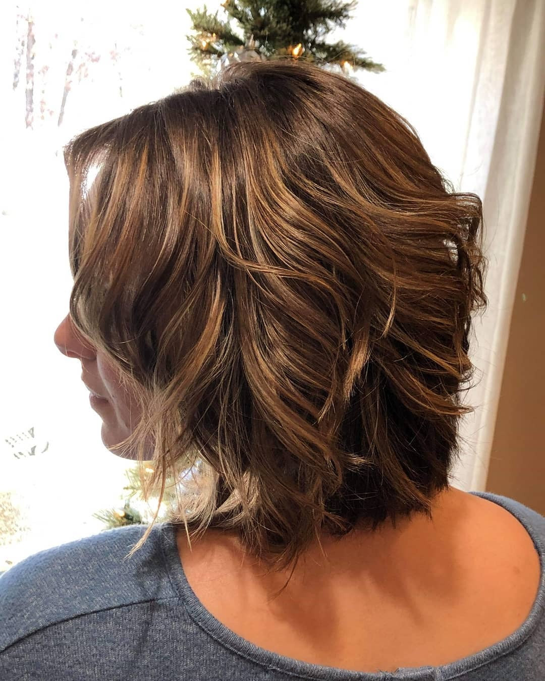 9. Tousled Chestnut Bob (kurze wellige Frisuren)