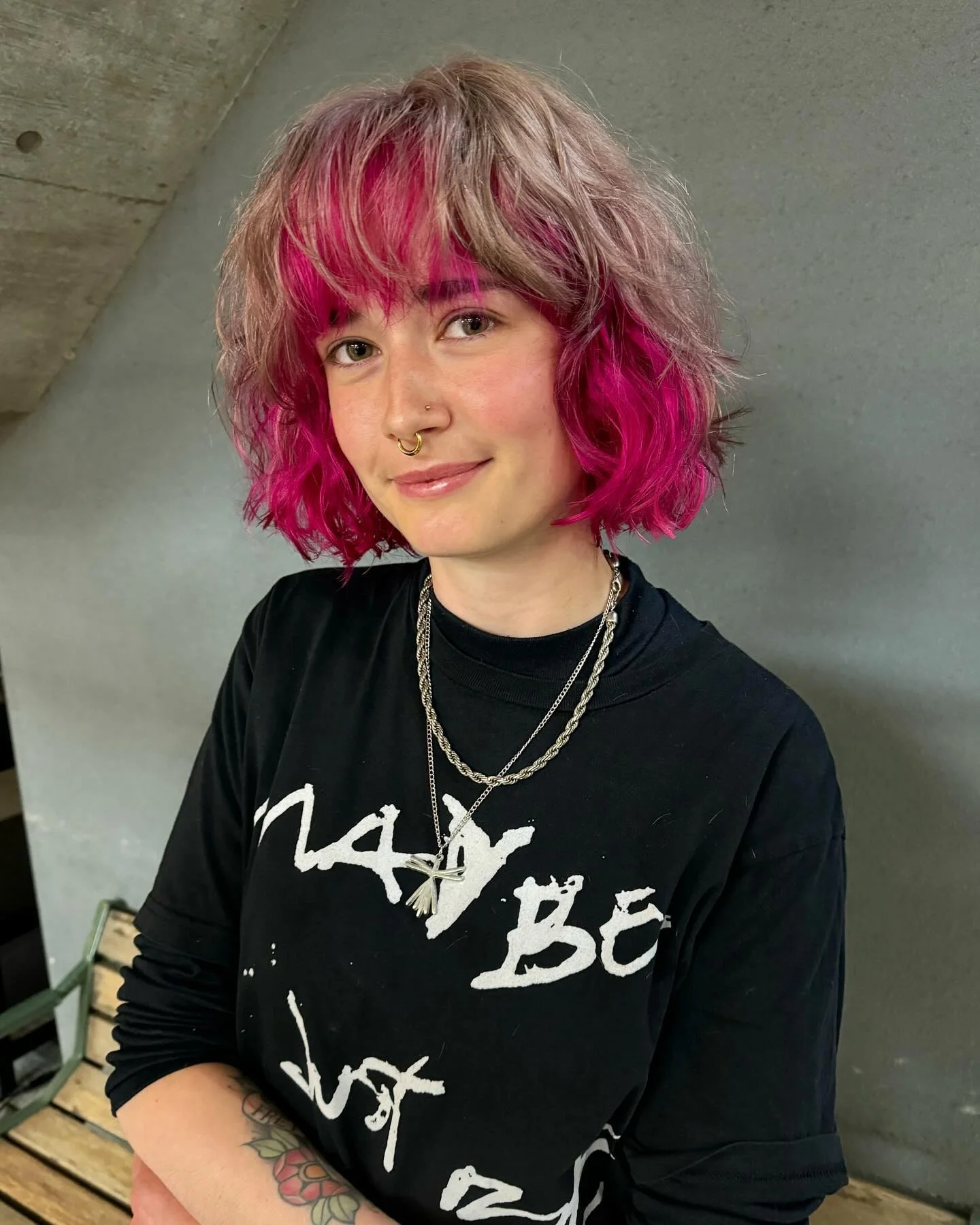 9. Zerzauster geschichteter Bob in Aschbraun (geschichtete Bob-Frisuren)