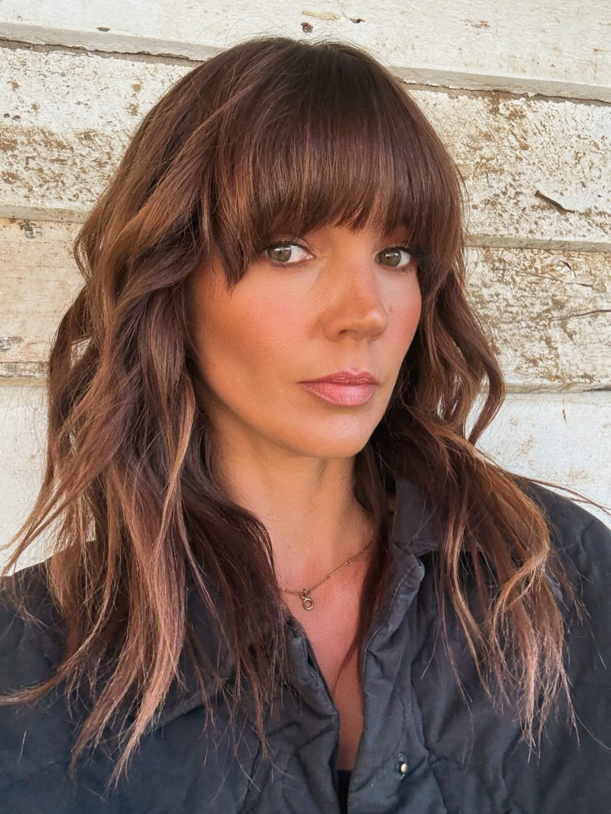 9. Tousled Layers mit schokoladenbraunem Finish (mittlere Haarschnitte mit Pony)