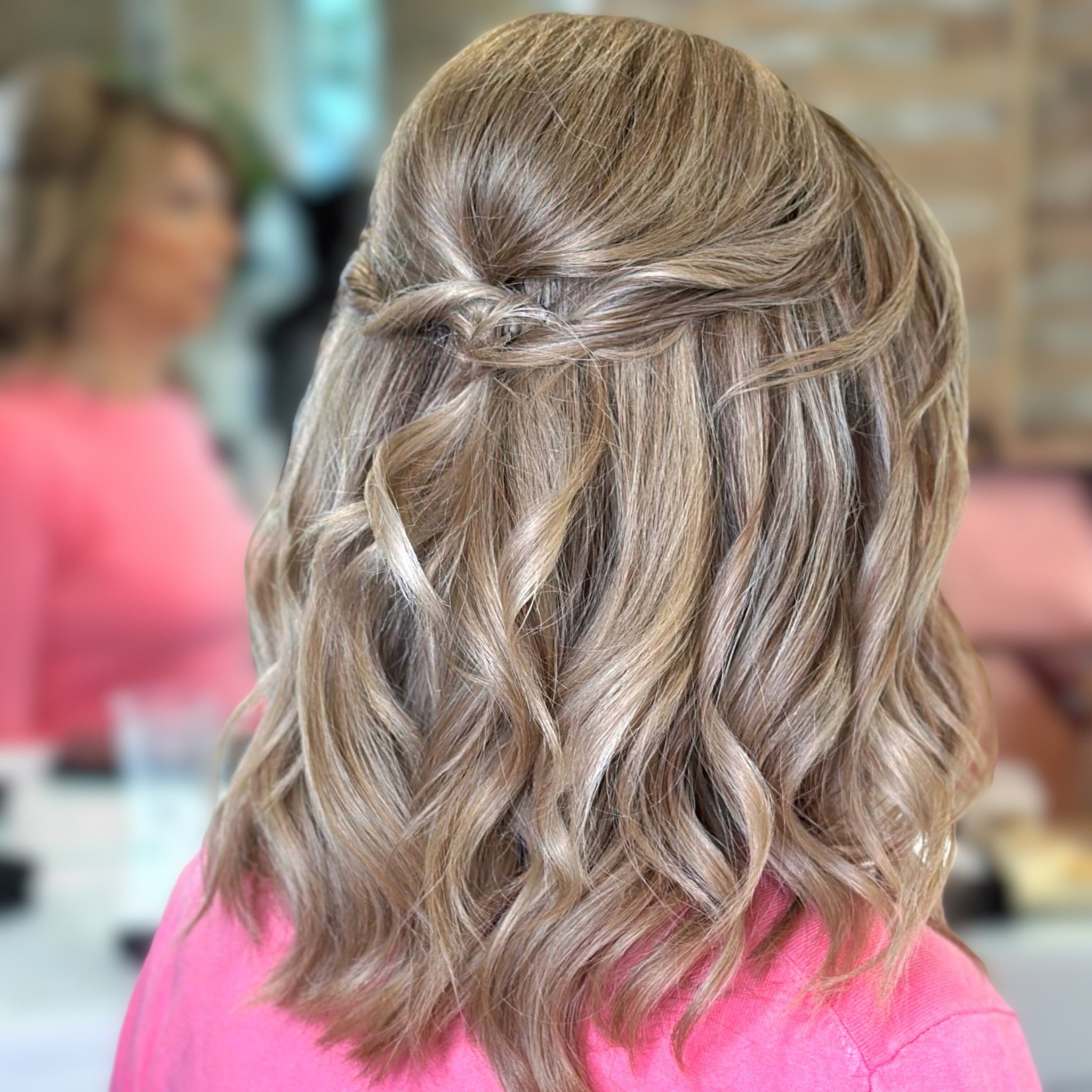 9. verdrehte schulterlange aschblonde Wellen (Frisuren für Frühlingsfrisuren)