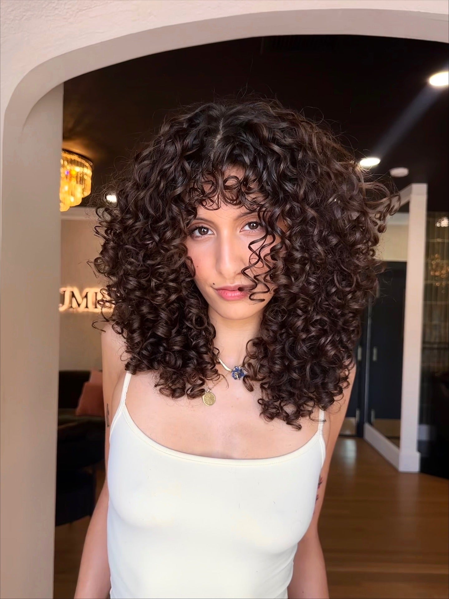 9. voluminöse Brünettenringlets mit Vorhang Pony (unordentliches lockiges Haar)