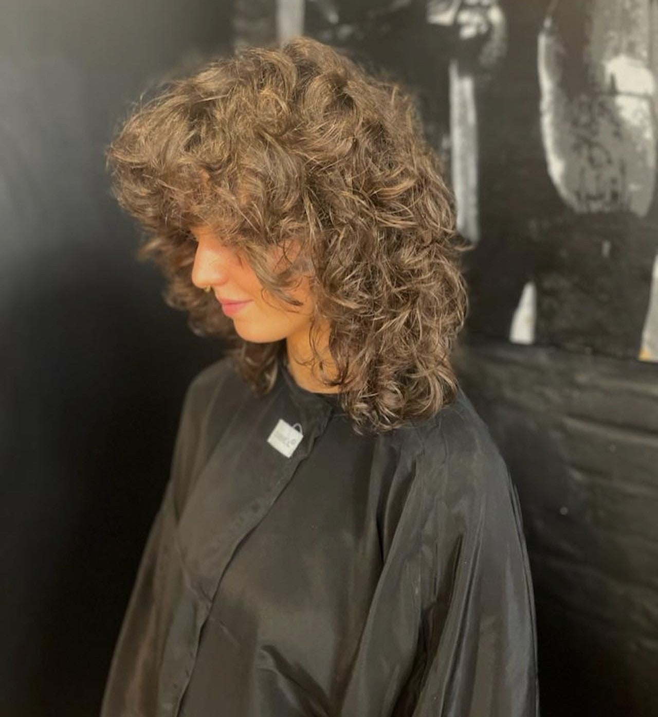 9. Voluminous Curly Wolf geschnitten mit abgerundeten Schichten (lockiger Wolfshaarschnitt)