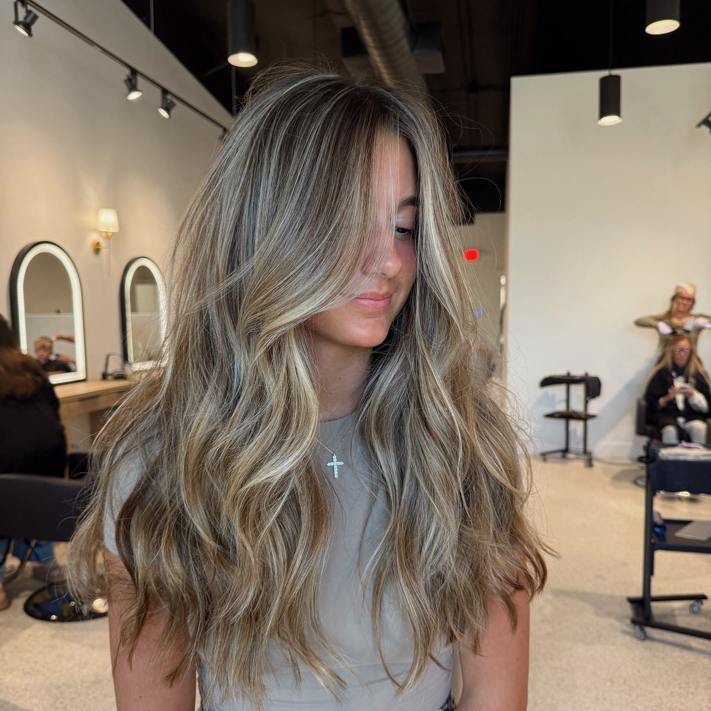 9. Voluminöse Schichten mit aschfestem Honigdimension (Honigblonde Haare mit Highlights)