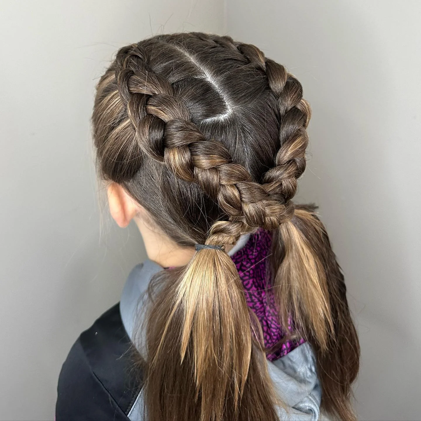 9. Warme brünette holländische Zöpfe mit kürzeren Enden (Double Dutch Braids)
