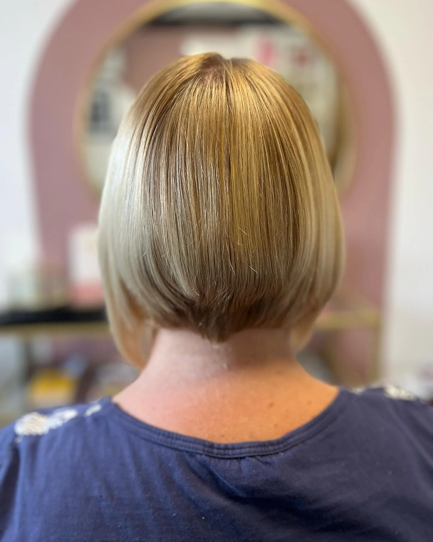 9. Welliger A-Linien-Bob mit silberblonden und violetten Akzentstücken (A-Linien-Bob-Haarschnitt)