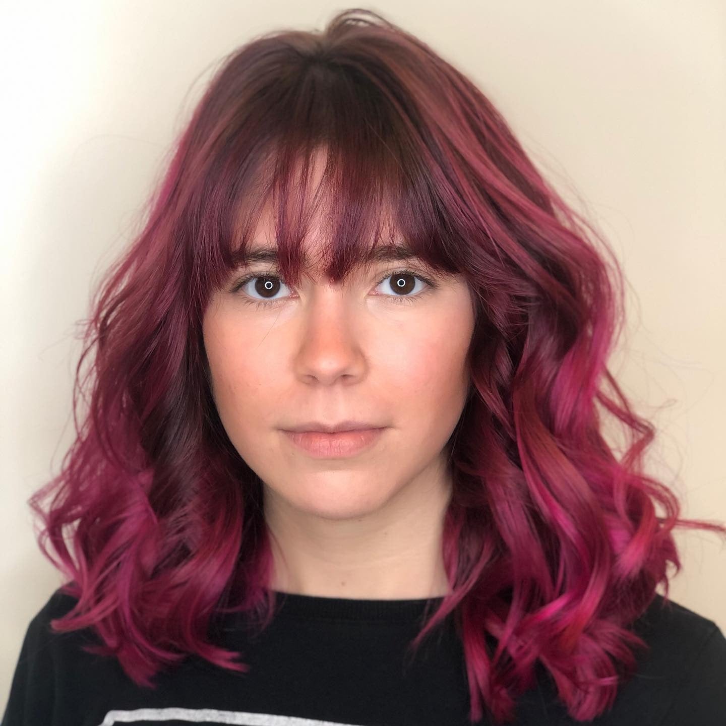 9. Wavy Fuchsia Lob mit gefiederten Pony (Magenta Haarfarbe)