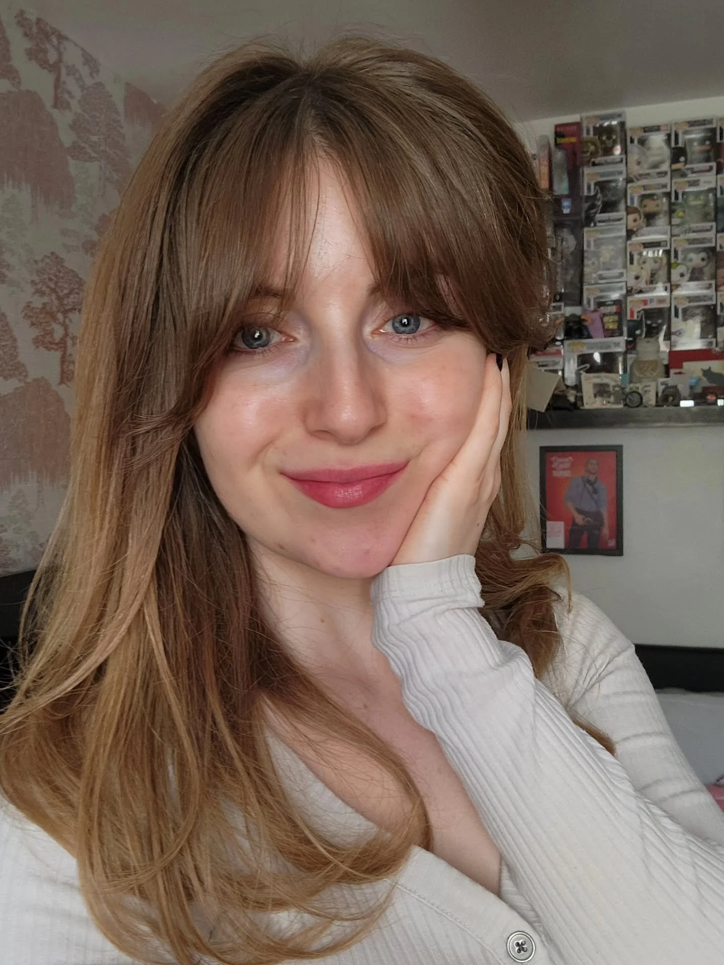 9. Feiner Curtain Bangs mit hellem Goldbraun (Curtain Bangs-Frisuren)