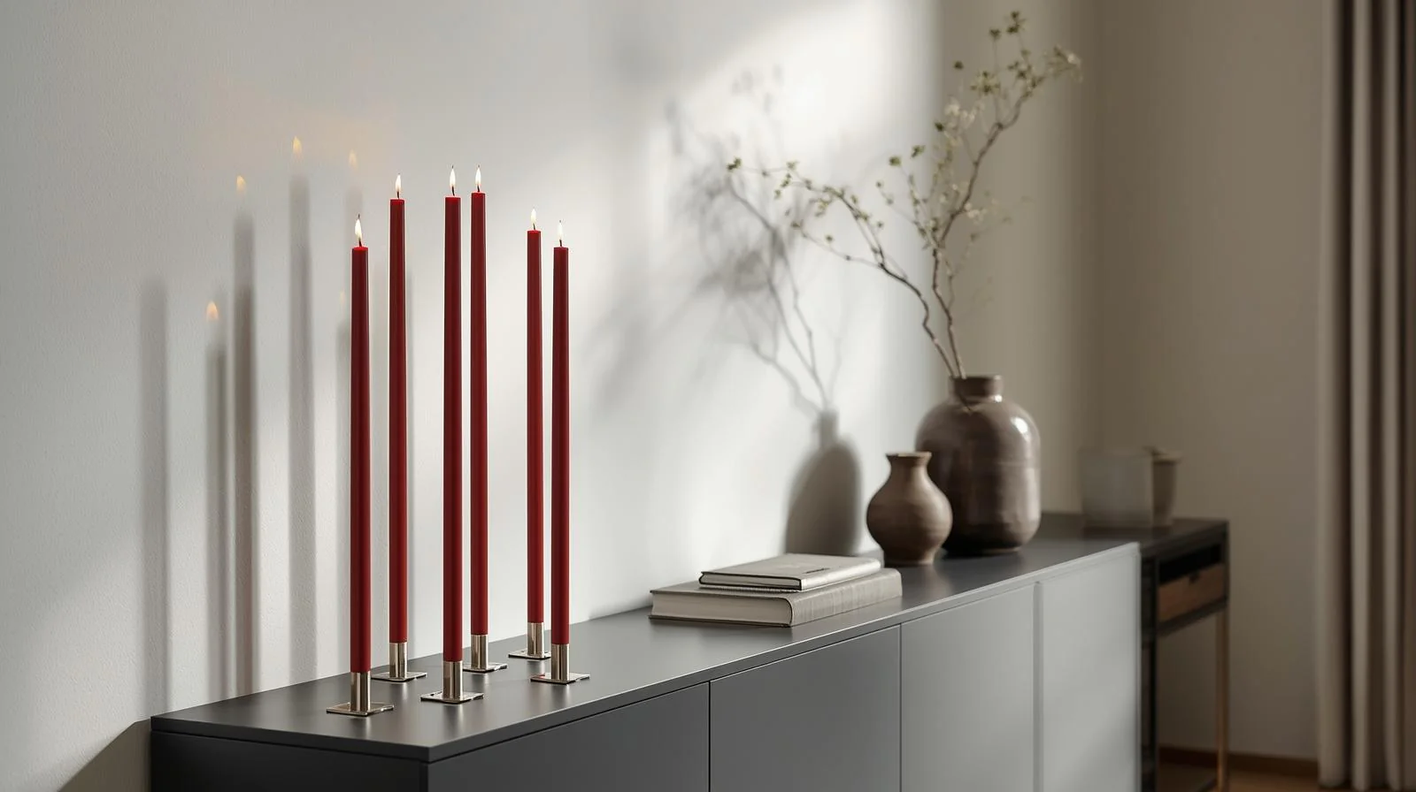 Eine minimalistische Inneneinrichtung mit roten Stabkerzen