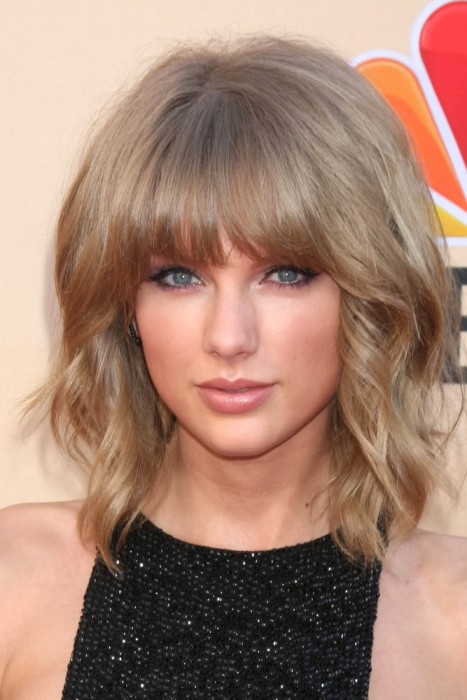 24 atemberaubende mittlere Bob-Frisuren zum Ausprobieren Aschblonder Bob mit Pony