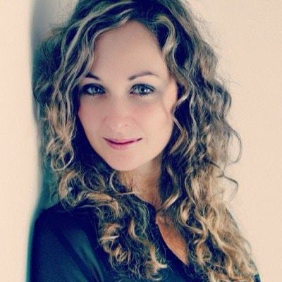 Lockiger asymmetrischer Bob für Frauen