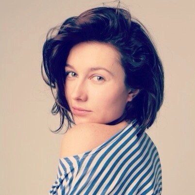 Mittellanger asymmetrischer Bob-Haarschnitt