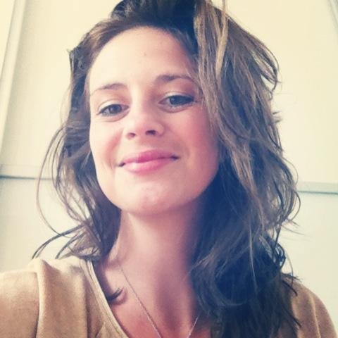 Langer asymmetrischer Bob-Stil für junge Teenager-Mädchen