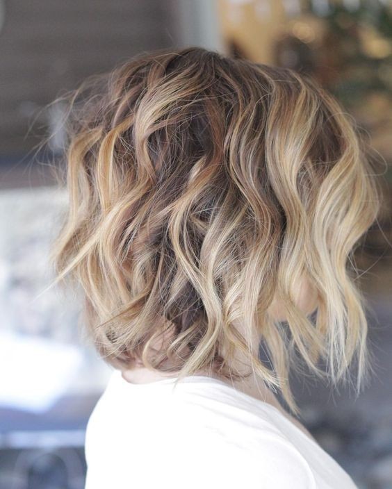 Balayage schulterlange Frisuren - chaotischer, lockiger Haarschnitt