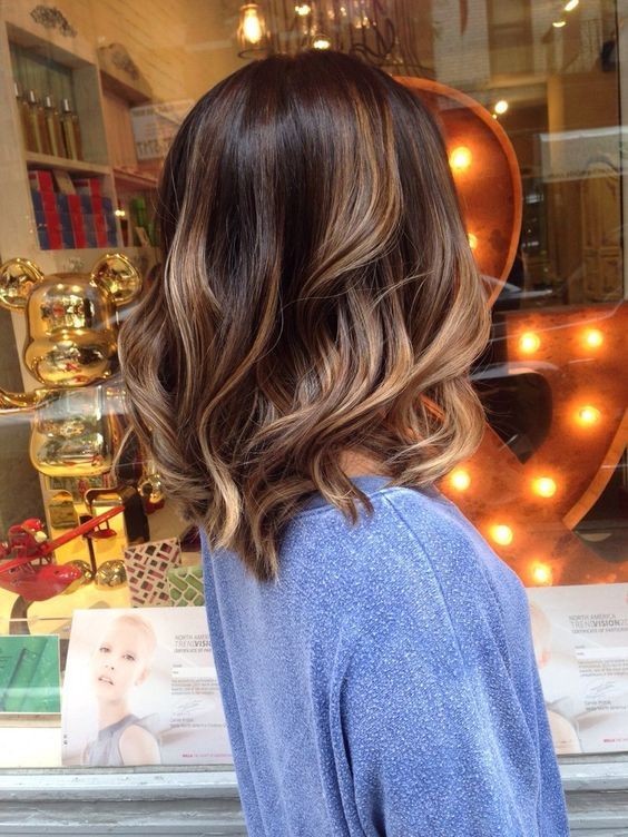 Brauner Balayage-Wellenlappen
