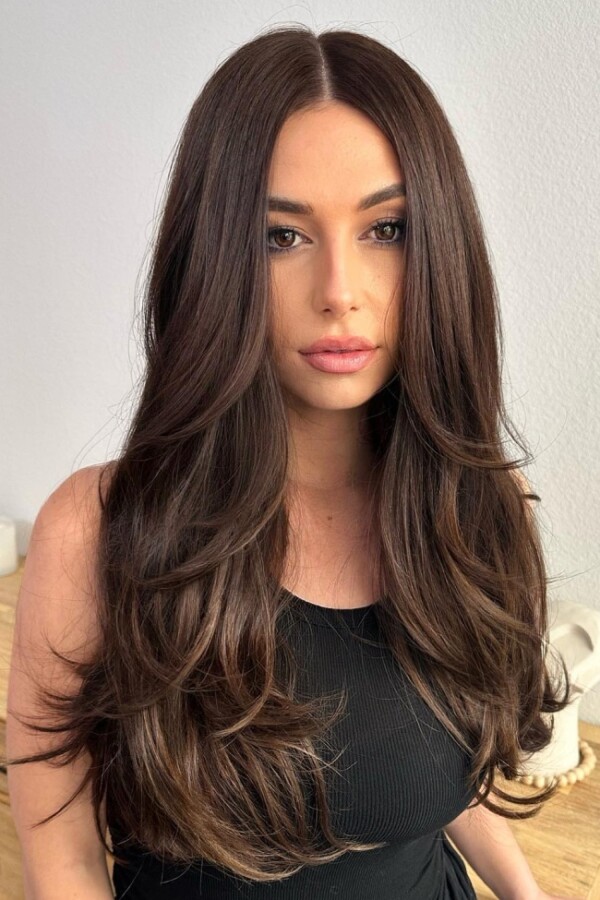 Brünette lange Schichten mit Mittelscheitel – vielseitiger und schmeichelhafter Schnitt