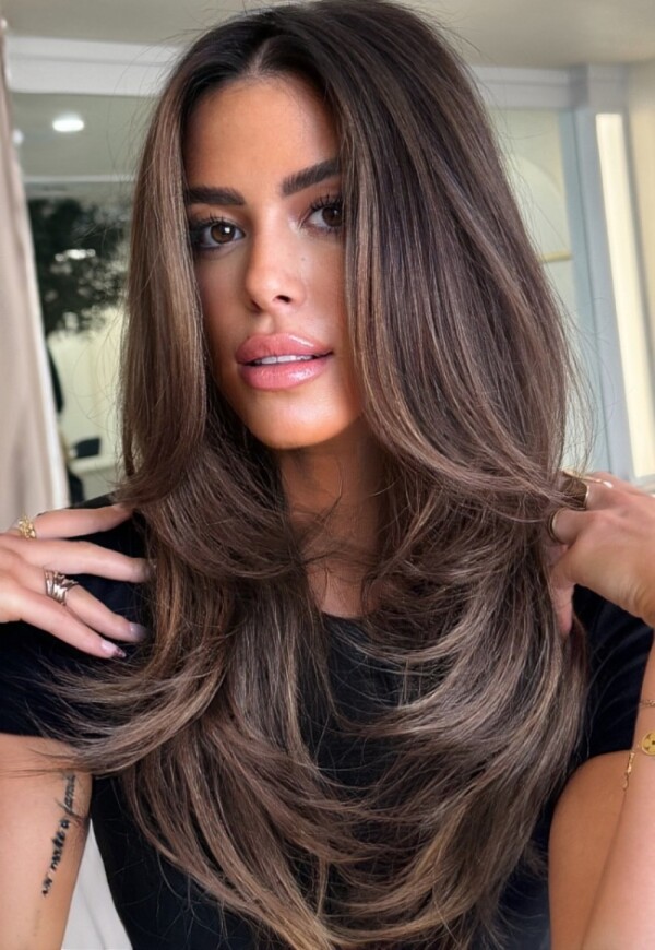 Brunette Modern Butterfly Long Layered Cut mit gesichtsrahmendem Volumen