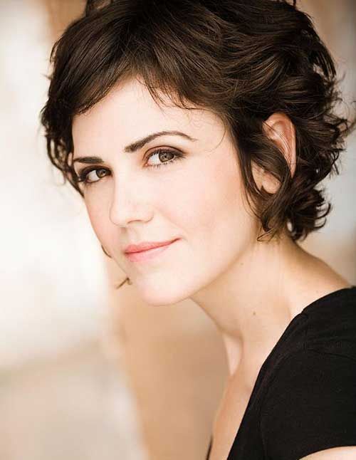 31 kurze Haarschnitte für wellige Haare, um hinreißend auszusehen Brünette kurze wellige Haare