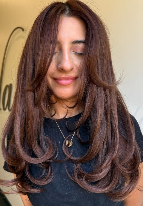 Kastanienbrauner Schmetterlingshaarschnitt mit umgedrehten Schichten