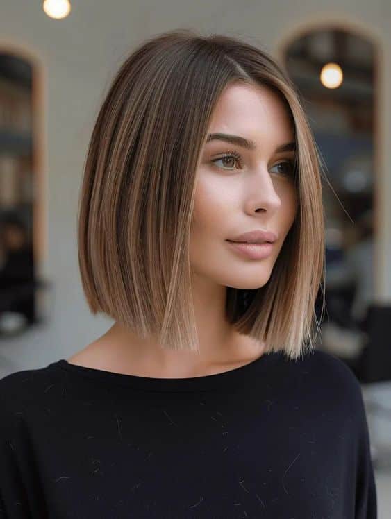 Kastanienbrauner Bob mit dezenten Balayage-Highlights