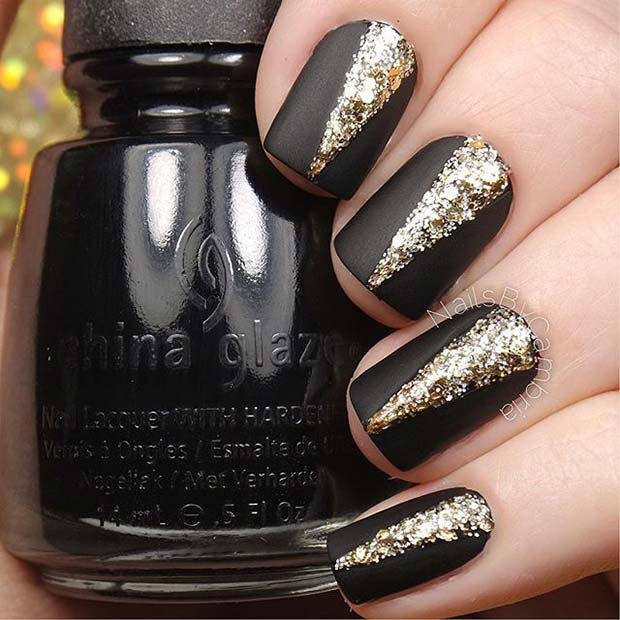 19 Glamouröse neue Nagelideen 2023 Mattes Schwarz -Gold -Glitzer -Nageldesign