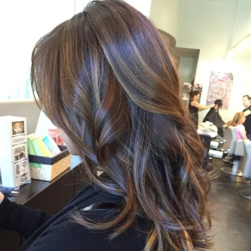 Schokoladenbraunes Haar mit Highlights